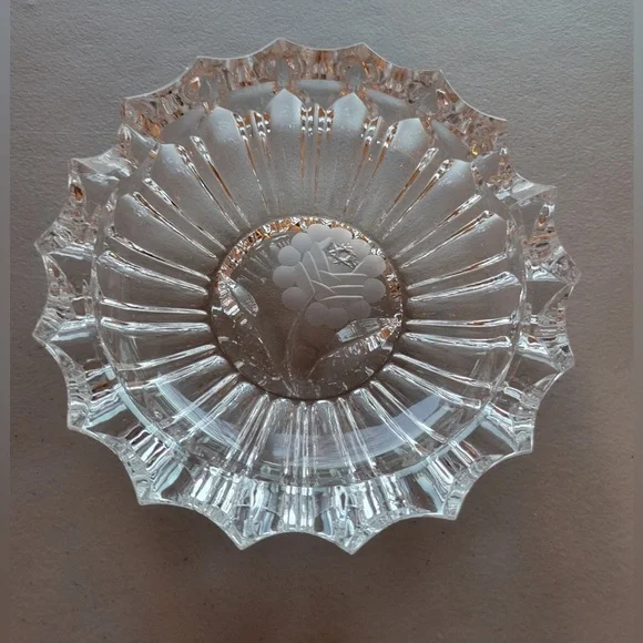 VINTAGE CLEAR CUT CRYSTAL CIGAR ASHTRAY FLOWER ETCHED IN THE BOTTOM. - Picture 5 of 5
